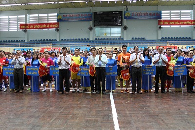 l&atilde;nh đạo c&ocirc;ng ty, c&aacute;c cơ quan, đơn vị tỉnh tặng hoa v&agrave; cơ lưu niệm cho c&aacute;c đo&agrave;n vận động vi&ecirc;n.